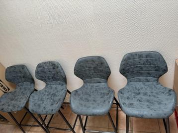 4 hoge stoelen