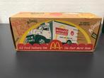 FORD COE C-600 - SPAARPOT McDonald's 1953 - SCHAAL: 1:24, Hobby en Vrije tijd, Modelauto's | 1:24, Verzenden, Nieuw, Bus of Vrachtwagen