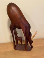 Houten sculptuur van een antilope die zijn jongen verzorgt, Antiek en Kunst, Ophalen of Verzenden