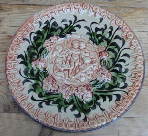 Groot aardewerk wandbord met engelen, Antiek en Kunst, Curiosa en Brocante, Ophalen of Verzenden