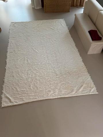 Twee witte katoenen tapijten beschikbaar voor biedingen