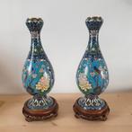 Blauwe cloisoné vaasjes met vogel en bloemmotief, Antiek en Kunst, Ophalen of Verzenden