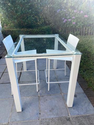 Hoge tuintafel met 2 barkrukken  beschikbaar voor biedingen