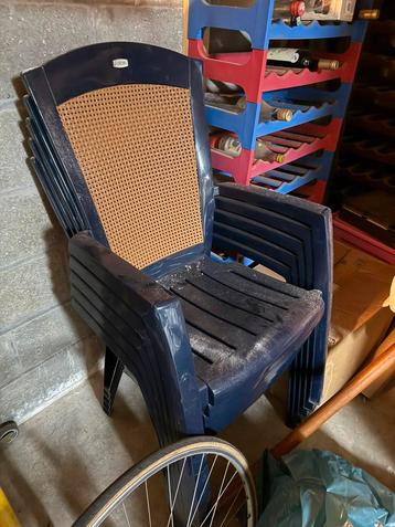 5 plastieke stoelen beschikbaar voor biedingen