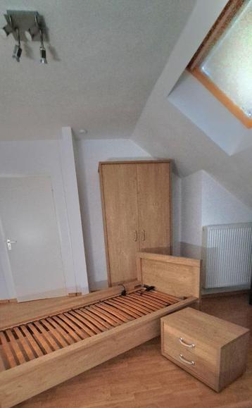bed + nachtkastje + kledingkast + elektrische lattenbodem  beschikbaar voor biedingen