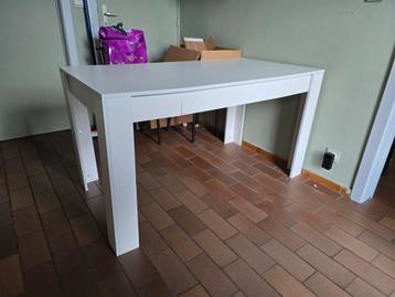 Witte tafel  beschikbaar voor biedingen