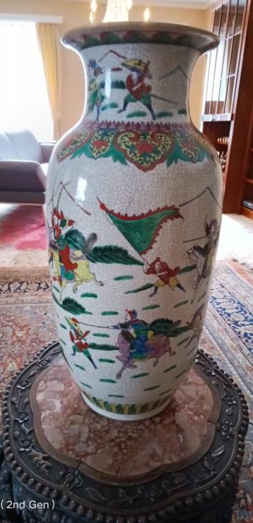 Joli vase peint à la main.