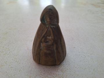 Bronzen bel - vrouw met cape beschikbaar voor biedingen
