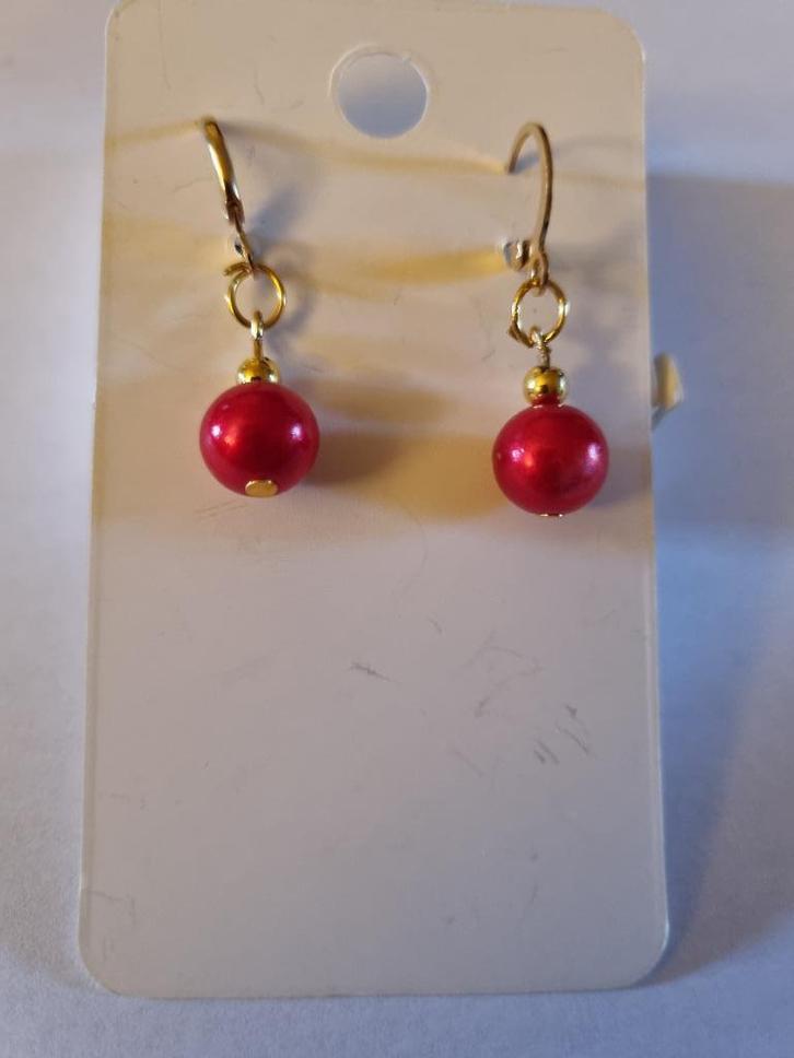 Handgemaakte felrode parel- en gouden oorbellen, Handtassen en Accessoires, Oorbellen, Nieuw, Hangers, Goud, Rood, Ophalen of Verzenden