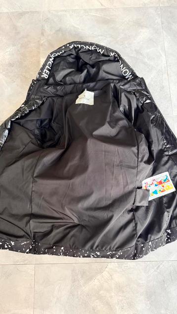 Jas moncler beschikbaar voor biedingen