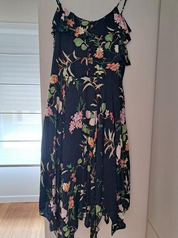 Donkerblauw zomers kleedje met bloemmotief  beschikbaar voor biedingen