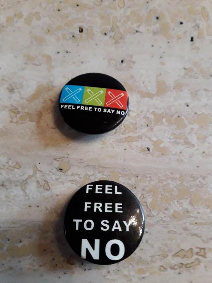 2 épingles « N'hésitez pas à dire non », Collections, Broches, Pins & Badges, Utilisé, Insigne ou Pin's, Autres sujets/thèmes