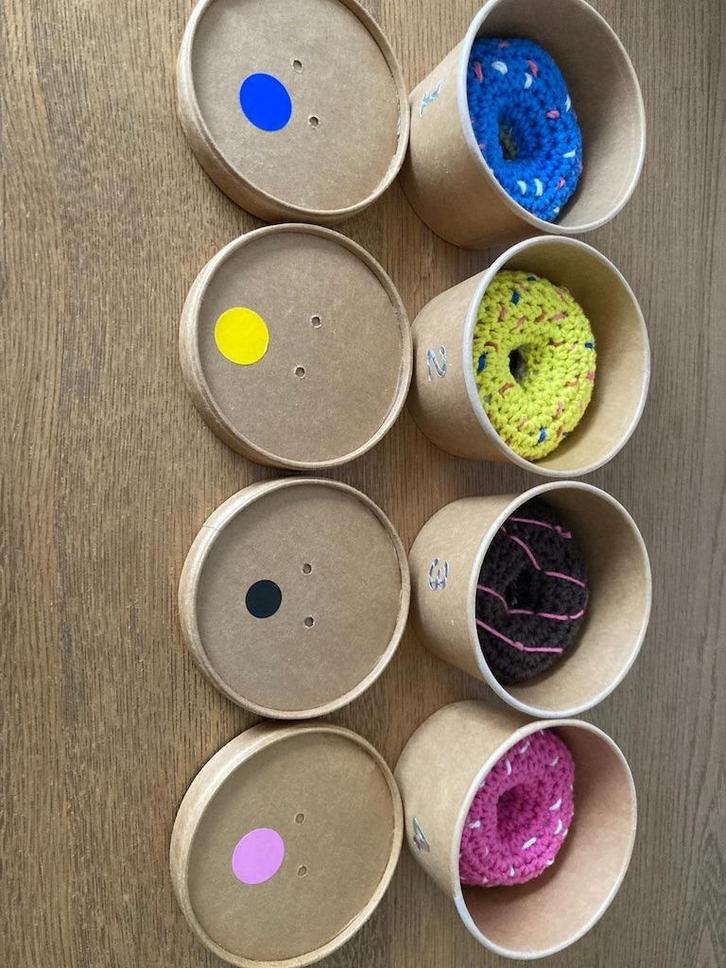 Speelgoed Donuts (4) elk in een donutdoosje (handgemaakt), Kinderen en Baby's, Speelgoed | Knuffels en Pluche, Nieuw, Overige typen