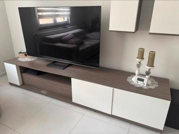 Moderne tv-meubel met schuifdeuren beschikbaar voor biedingen