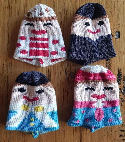 4 gebreide eierwarmers, poppetjes, Diversen, Pasen, Zo goed als nieuw, Ophalen of Verzenden