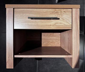 Table de chevet beschikbaar voor biedingen