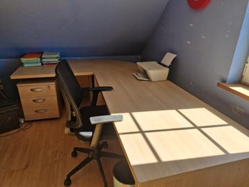 Mooi bureau  beschikbaar voor biedingen