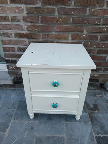 Charmant nachtkastje beschikbaar voor biedingen