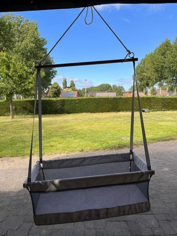 Baby schommel met matras beschikbaar voor biedingen