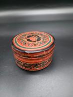 Petites boîtes anciennes en laque, Enlèvement