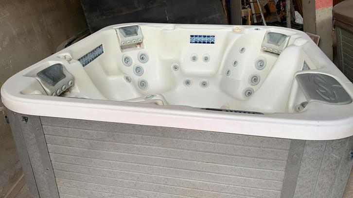 Jacuzzi a vendre + 1 de garantie, Tuin en Terras, Bubbelbaden en Hottubs, Zo goed als nieuw, Ophalen of Verzenden