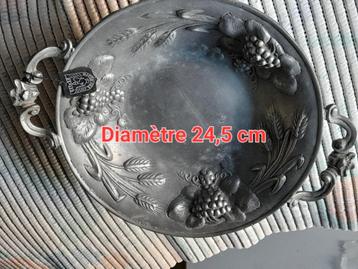 Mooi gedecoreerde fruitschaal op standaard met handgrepen beschikbaar voor biedingen