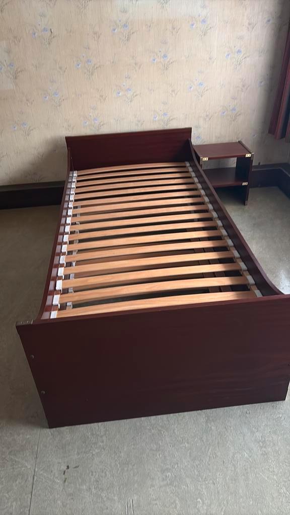 Een persoonsslaapkamer met lattenbodem, Maison & Meubles, Chambre à coucher | Lits, Comme neuf, Enlèvement