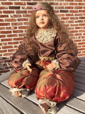 Oude handgemaakte pop beschikbaar voor biedingen