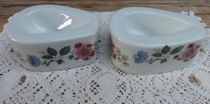 2 Vintage druppelvormige porseleinen schaaltjes met bloemen, Huis en Inrichting, Keuken | Servies, Gebruikt, Overige typen, Overige stijlen