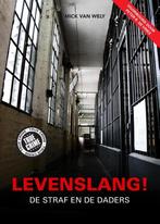 LEVENSLANG!  DE STRAF EN DE DADERS - Mick Van Wely, Livres, Politique & Société, Comme neuf, Envoi, Mick Van Wely