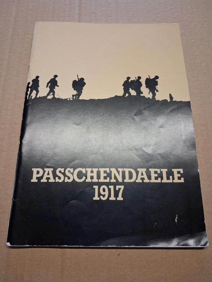 livre ancien PASSCHENDAELE 1917, Collections, Objets militaires | Général, Armée de terre, Enlèvement ou Envoi