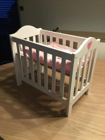 Volledig pakket poppenaccessoires en -kleertjes beschikbaar voor biedingen