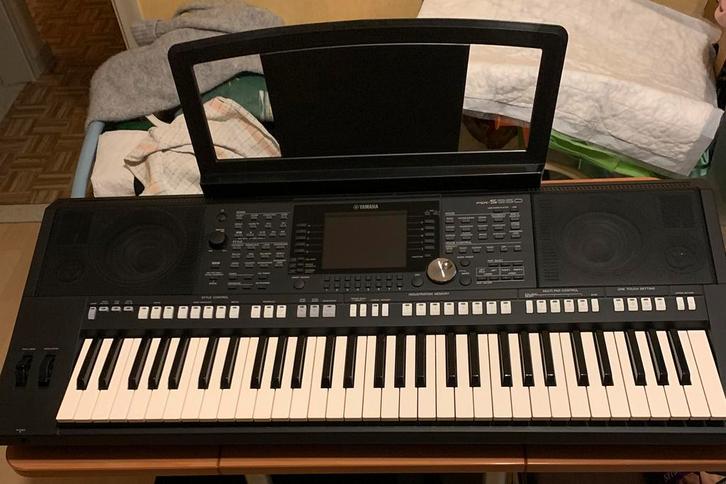 Yamaha psr S950, Muziek en Instrumenten, Keyboards, Zo goed als nieuw, 61 toetsen, Yamaha, Met standaard, Midi-aansluiting, Ophalen