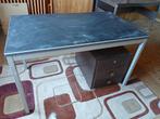 Twee tafels met metalen onderstel., Ophalen, Gebruikt