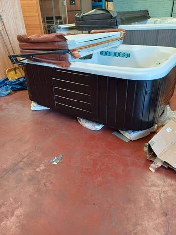 Jacuzzi livré gratuitement, Enlèvement ou Envoi, Comme neuf
