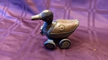 Antiek handgemaakte houten figuurtje met messing beschikbaar voor biedingen