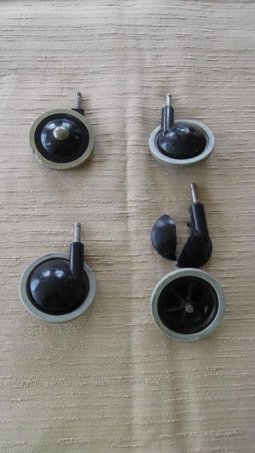 IK ZOEK 1 of 4 wieltjes voor serveertafeltje / roltafeltje  beschikbaar voor biedingen