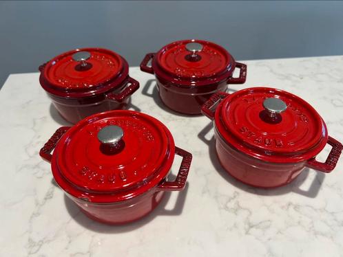 4 NIEUWE Staub la Cocotte 10 cm kersenrood, Huis en Inrichting, Keuken | Potten en Pannen, Zo goed als nieuw, Ophalen of Verzenden