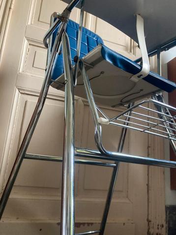 Diep blauwe retro kinderstoel. beschikbaar voor biedingen