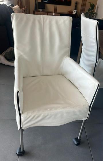 8x Dik wit lederen stoelen op wieltjes (np. 500€/stuk) beschikbaar voor biedingen