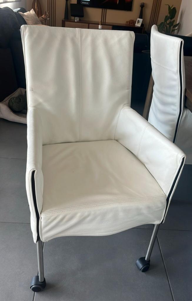 8x Dik wit lederen stoelen op wieltjes (np. 500€/stuk), Huis en Inrichting, Stoelen, Vijf, Zes of meer stoelen, Leer, Metaal, Wit
