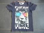 blauwe T-shirt met een leeuw met zonnebril, Enfants & Bébés, Vêtements enfant | Taille 134, Enlèvement ou Envoi, Utilisé, Garçon