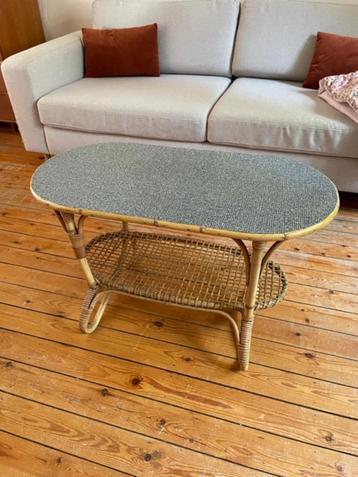 TABLE DE SALON VINTAGE  disponible aux enchères