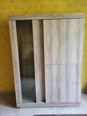 Kast+tafel beschikbaar voor biedingen