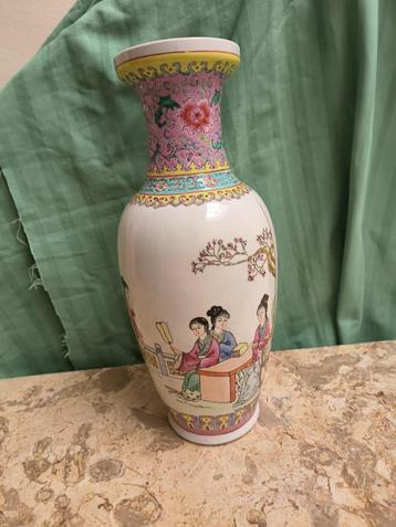 Chinese vaas van 30 cm beschikbaar voor biedingen