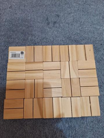 Vierkante houten kubus met gleuf voor uitnodiging  beschikbaar voor biedingen