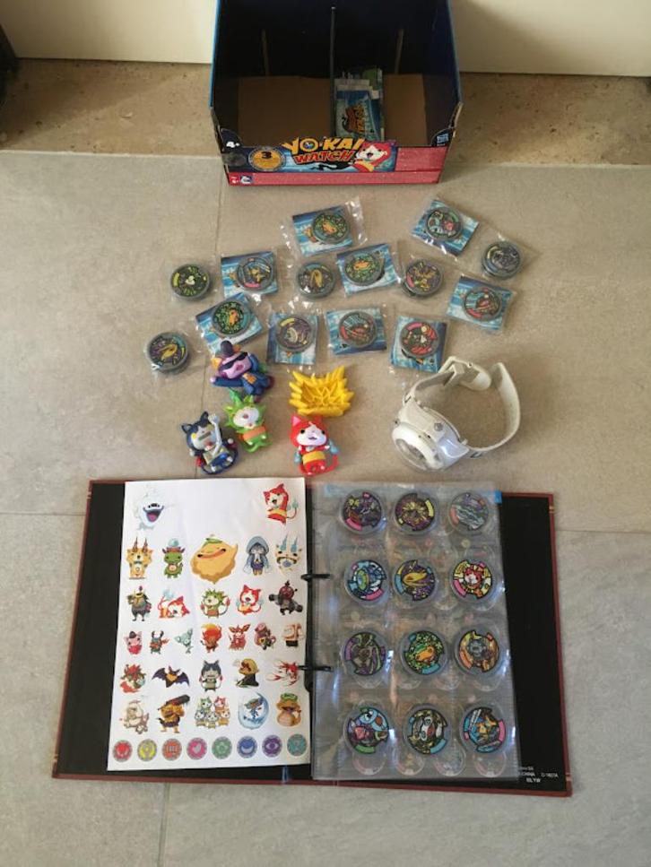 Yo-Kai Watch pakket met medailles, figuren en boek, Verzamelen, Poppetjes en Figuurtjes, Zo goed als nieuw, Ophalen of Verzenden