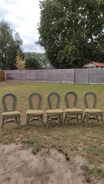 Groene rieten stoelen beschikbaar voor biedingen