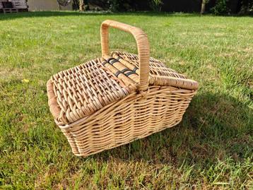 Grote, gevlochten picknickmand beschikbaar voor biedingen