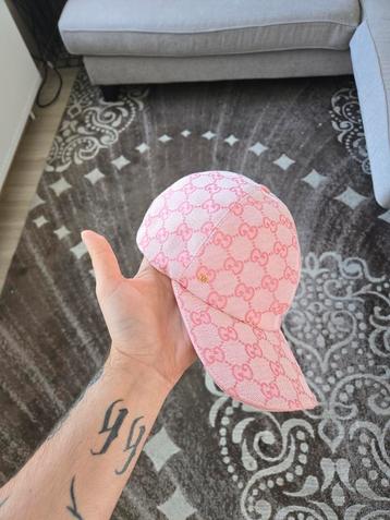 Casquette Gucci Rose avec facture  beschikbaar voor biedingen
